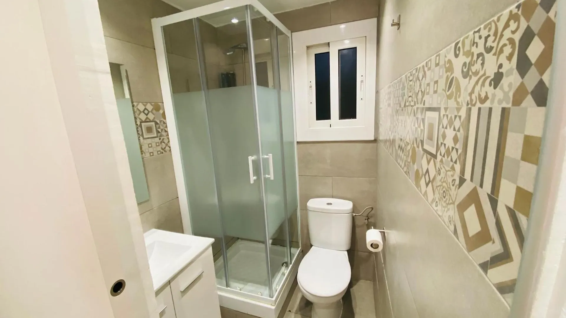 Appartamento Apartamentos Con Bano Privado Frente Al Metro L5 Barcelona-Hospitalet L'Hospitalet de Llobregat