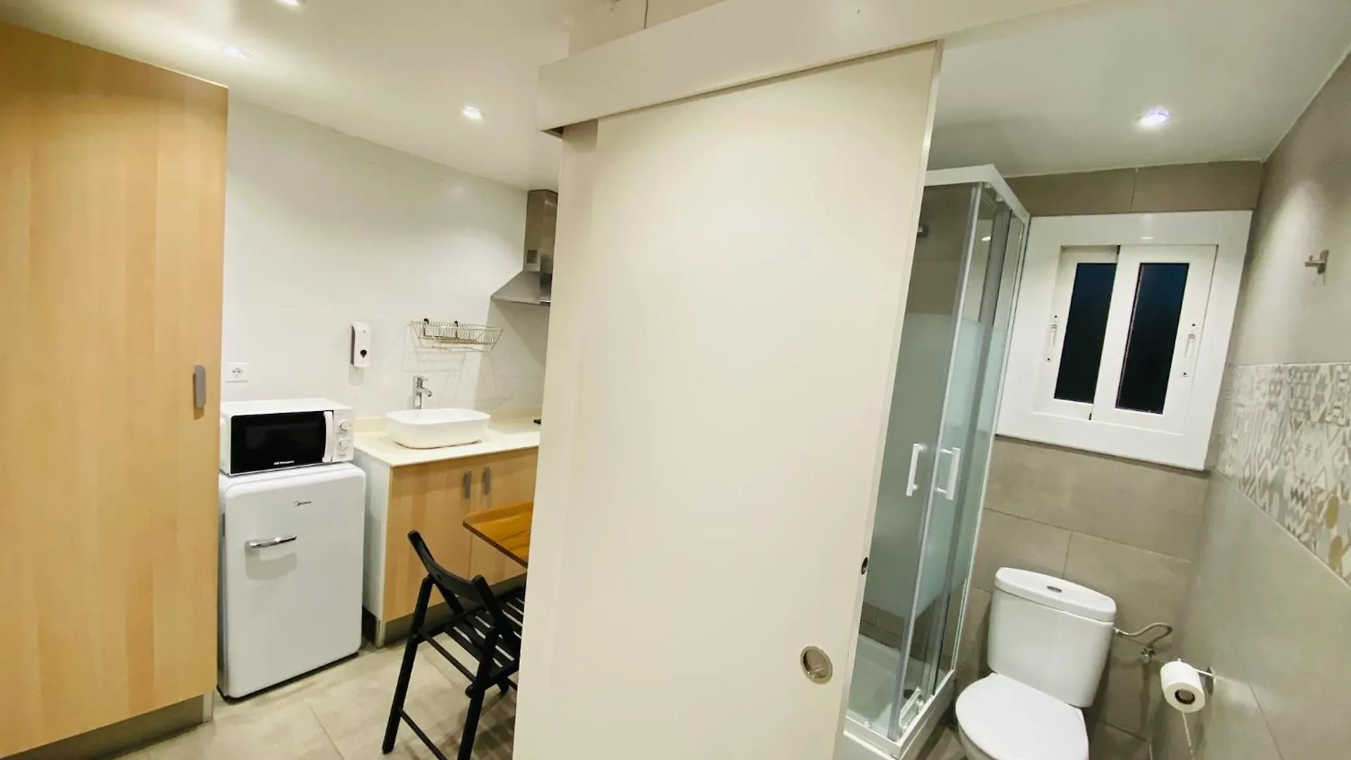 Appartamento Apartamentos Con Bano Privado Frente Al Metro L5 Barcelona-Hospitalet L'Hospitalet de Llobregat