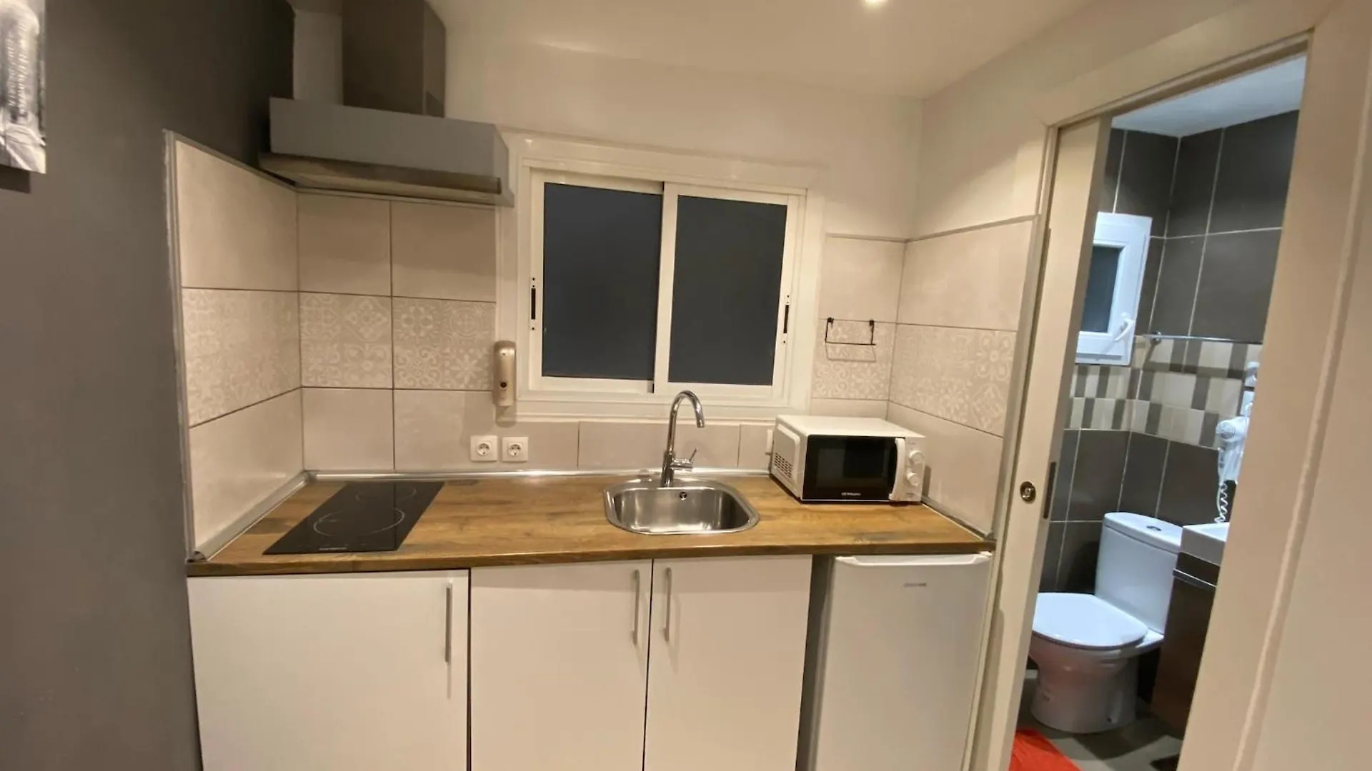 Appartamento Apartamentos Con Bano Privado Frente Al Metro L5 Barcelona-Hospitalet L'Hospitalet de Llobregat Spagna