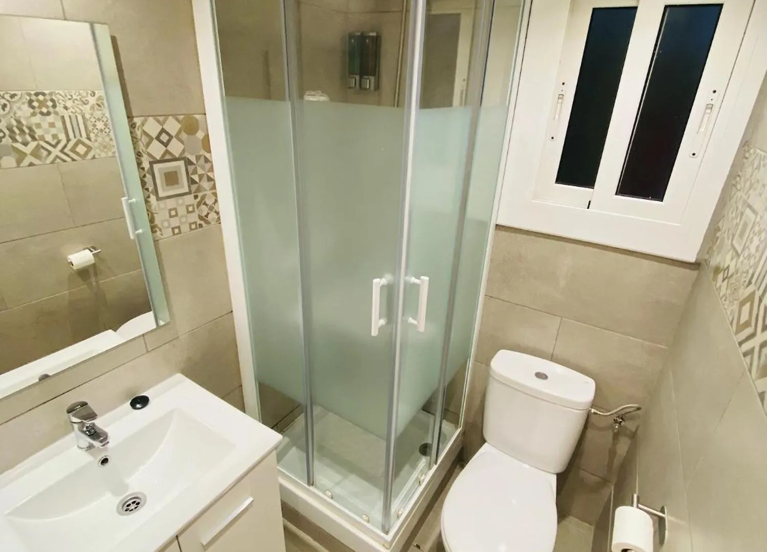 Apartamentos Con Bano Privado Frente Al Metro L5 Barcelona-Hospitalet L'Hospitalet de Llobregat 0*,