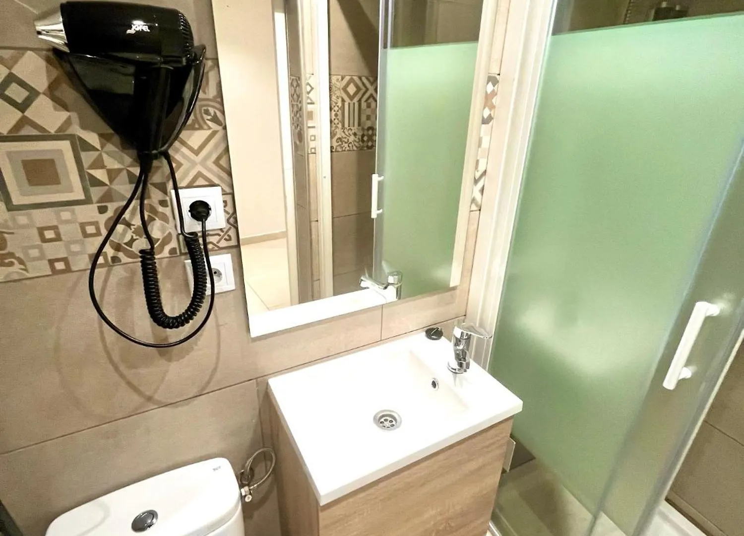 Appartamento Apartamentos Con Bano Privado Frente Al Metro L5 Barcelona-Hospitalet L'Hospitalet de Llobregat