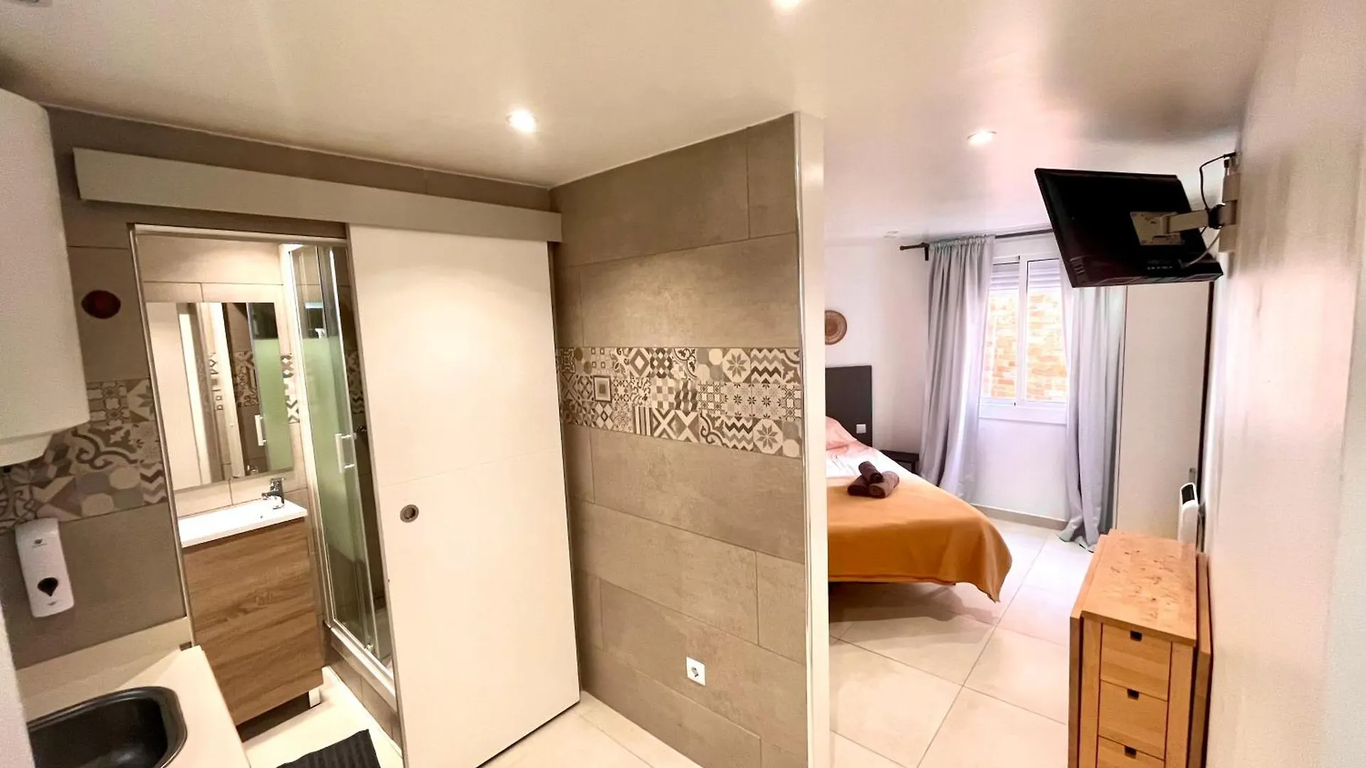 Appartamento Apartamentos Con Bano Privado Frente Al Metro L5 Barcelona-Hospitalet L'Hospitalet de Llobregat